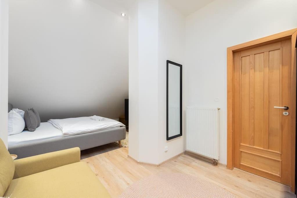 B.O.B. Klimentska Apartment Прага Екстериор снимка