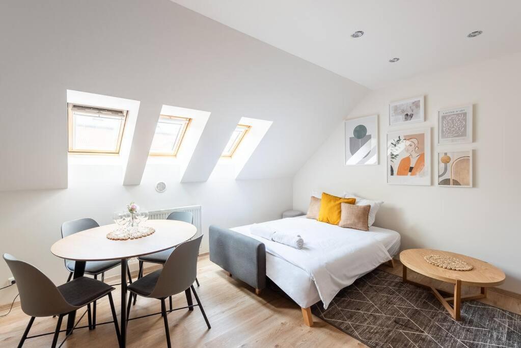 B.O.B. Klimentska Apartment Прага Екстериор снимка
